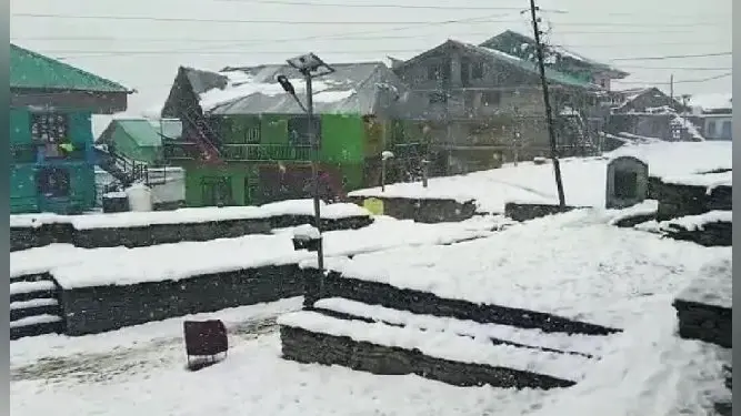 हिमाचल में बर्फबारी रुकी, अब गिरने लगे हिमखंड, बर्फ में दब गयीं 280 भेड़ें