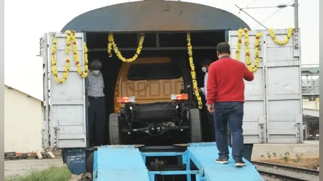 दक्षिण पश्चिम रेलवे के तमिलनाडु के होसुर से वाहनों की पहली खेप बांग्लादेश के बेनापोल रेलवे स्टेशन के लिए रवाना