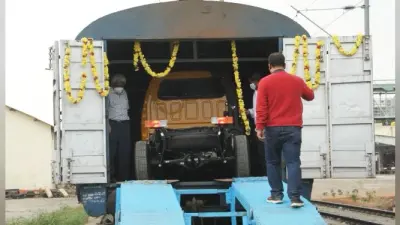 दक्षिण पश्चिम रेलवे के तमिलनाडु के होसुर से वाहनों की पहली खेप बांग्लादेश के बेनापोल रेलवे स्टेशन के लिए रवाना
