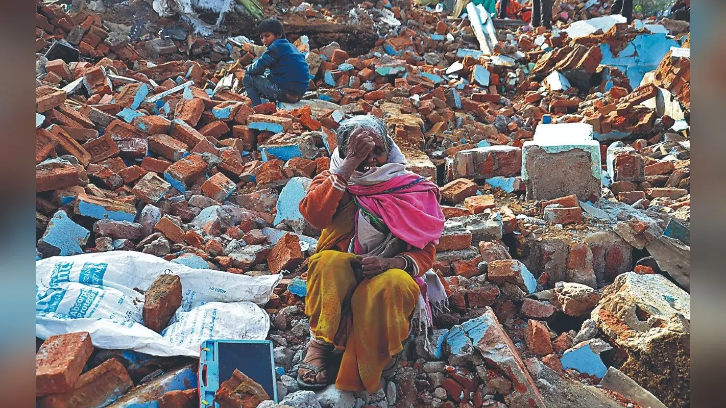 रांची के बिरसा चौक से दूसरे दिन भी रेलवे की जमीन से हटाया अतिक्रमण, आशियाना टूटता देख छलका लोगों का दर्द