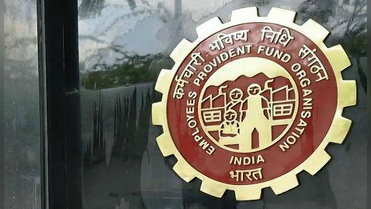 EPF : पीएफ के करोड़ों खाताधारकों को दिवाली से पहले मिल सकता है बड़ा गिफ्ट, वित्त मंत्रालय से मंजूरी का इंतजार