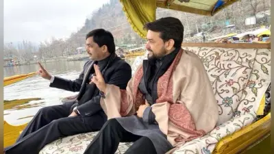 श्रीनगर की डल झील में अनुराग ठाकुर ने निकाली शिकारा रैली, कहा- जम्मू कश्मीर के युवाओं ने बुलेट पर बैलेट और टेररिज्म पर टूरिज्म को चुना