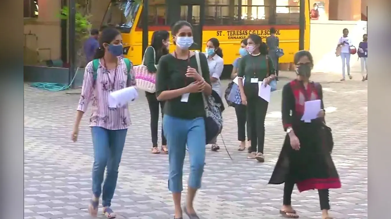 School Reopen News: इन राज्यों में आज से खुल गये स्कूल-कॉलेज, बच्चों को भेजने से पहले जान लें यह बात