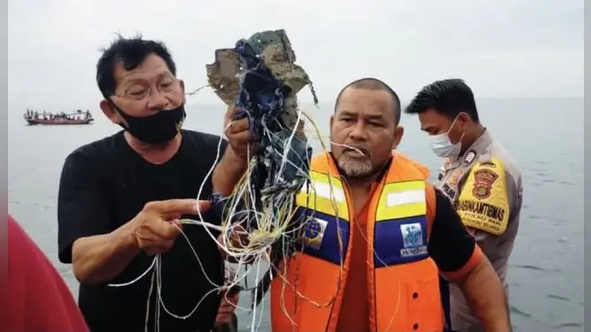 इंडोनेशिया के जकार्ता से उड़ान भरने के बाद 62 लोगों को ले जा रहा विमान दुर्घटनाग्रस्त, जावा सागर से मिले बॉडी पार्ट्स और मलबे