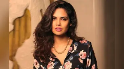 लॉकडाउन में Esha Gupta के योगा पोस्ट हुए वायरल, तस्वीरों के साथ कठिन योगा पर फैंस यूं दे रहे रिएक्शन