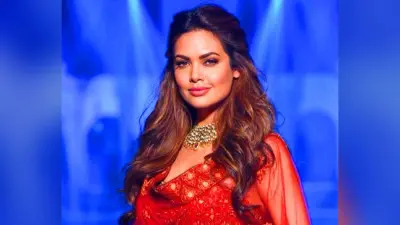 Esha Gupta ने किया रिलेशनशिप का खुलासा, जानिए कौन है एक्ट्रेस का बॉयफ्रेंड