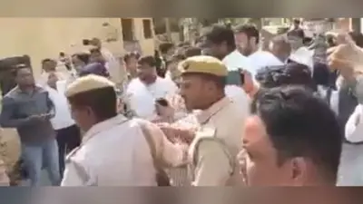 UP MLC Chunav: एटा में नॉमिनेशन पेपर की जांच के लिए पहुंचे सपा उम्मीदवार के कपड़े फाड़े और तोड़ दी गाड़ी