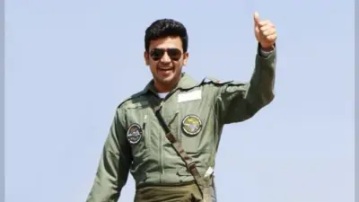 पायलट यूनिफॉर्म पहन तेजस्वी ने की तेजस की सवारी, कहा- न्यू इंडिया का प्रतिनिधित्व करता है यह हल्का लड़ाकू विमान