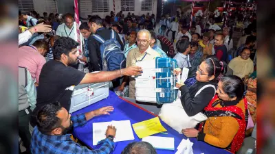 गुजरात चुनाव 2022: पहले चरण में 60 प्रतिशत मतदान, कंधे पर रसोई गैस सिलेंडर लेकर मतदान केंद्र पहुंचा युवक