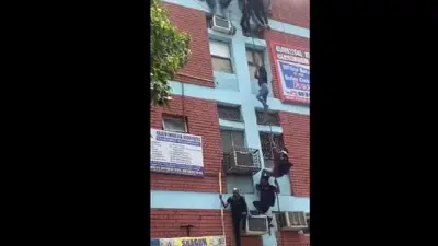 Video: मुखर्जी नगर के कोचिंग सेंटर में लगी आग, रस्सियों के सहारे बाहर निकले छात्र