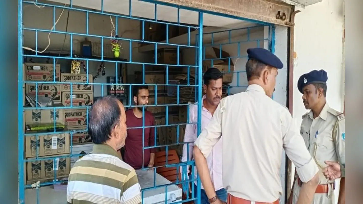झारखंड: उत्पाद विभाग की कार्रवाई, एमआरपी से अधिक में बिक्री व मिलावट की आशंका, चक्रधरपुर थाने में केस दर्ज