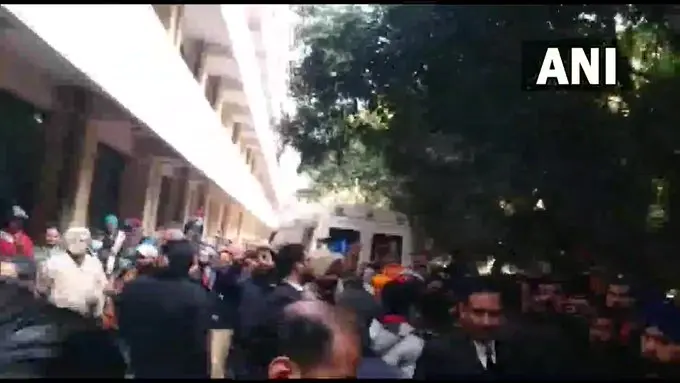 Ludhiana Court Blast: लुधियाना कोर्ट में जोरदार धमाका,2 की मौत, बदहवास दौड़ते नजर आये लोग, पंजाब में हाई अलर्ट