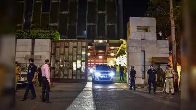 Mukesh Ambani Case : अंबानी के घर के बाहर PPE किट वाला शख्स पुलिस ऑफिसर सचिन वझे ही था ? किया गया सस्पेंड