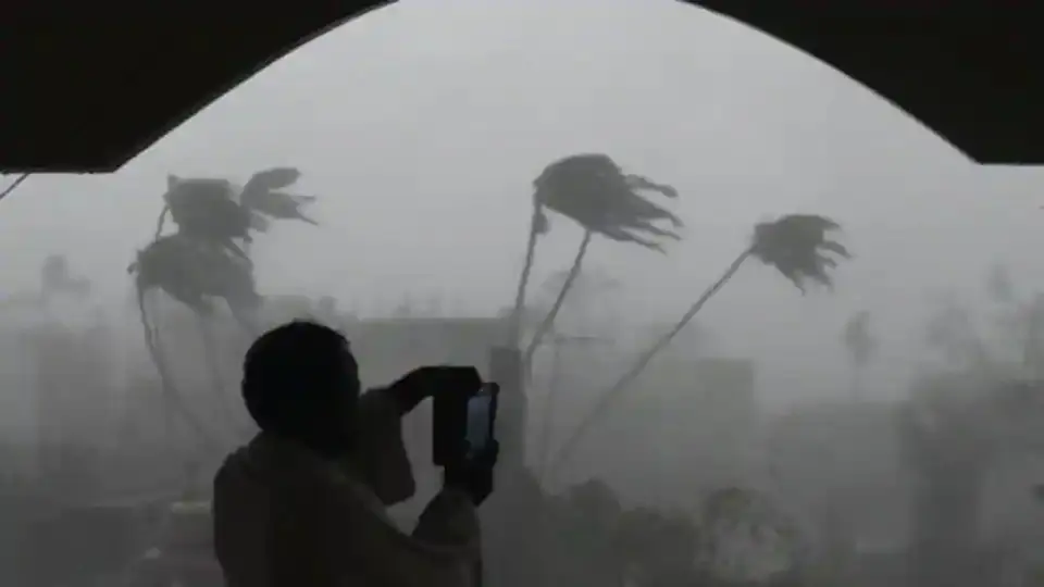 सुपर साइक्लोन अम्फान : पश्चिम बंगाल तट से आज टकरायेगा अम्फान, हाई अलर्ट, 3 लाख लोग पहुंचाये गये सुरक्षित स्थानों पर