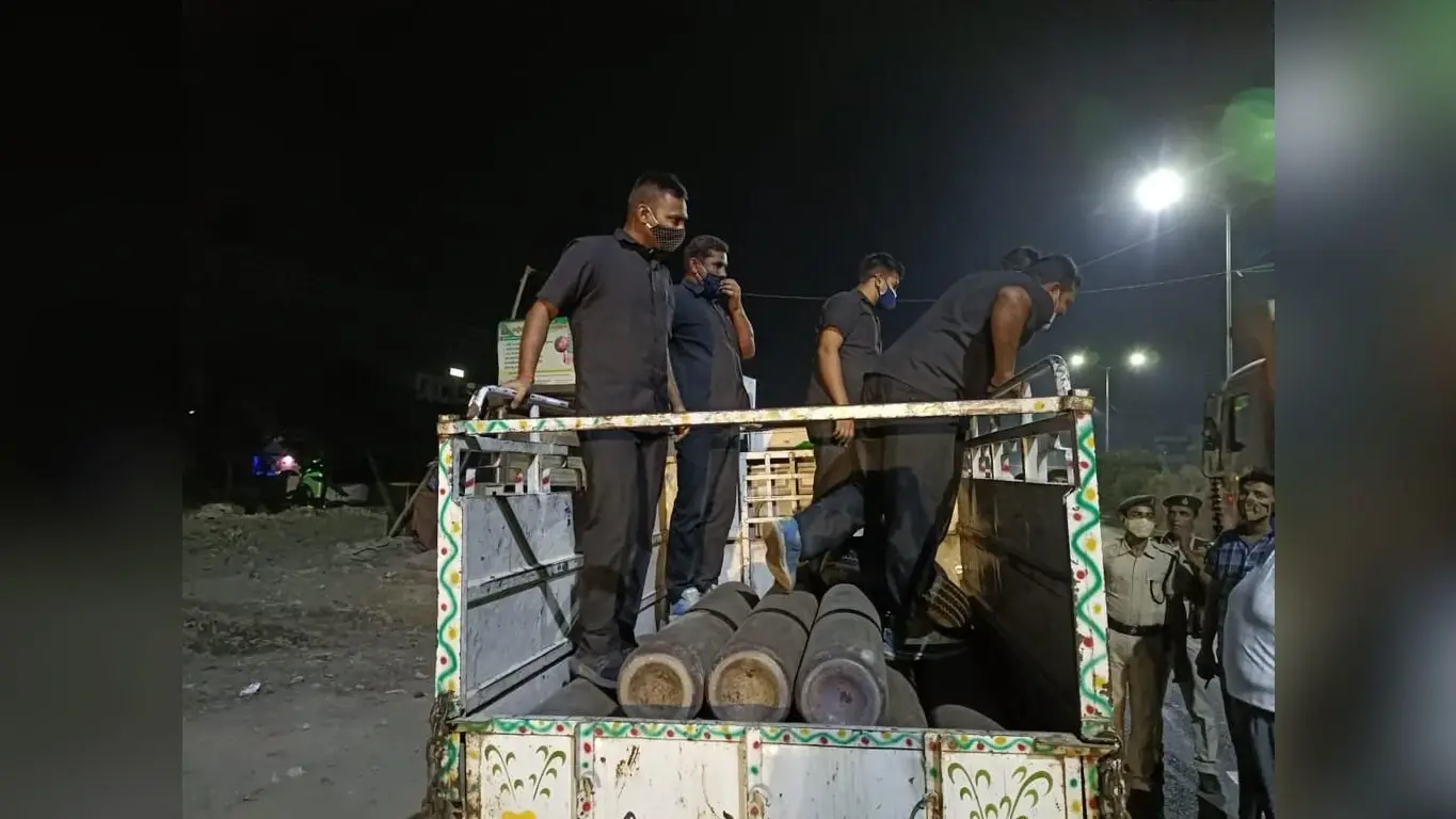 बिहार में कोरोना से त्राहिमाम: ‘ पांच ऑक्सीजन सिलिंडर के साथ 5 बाउंसर, समझें हालत कितने संगीन हैं’