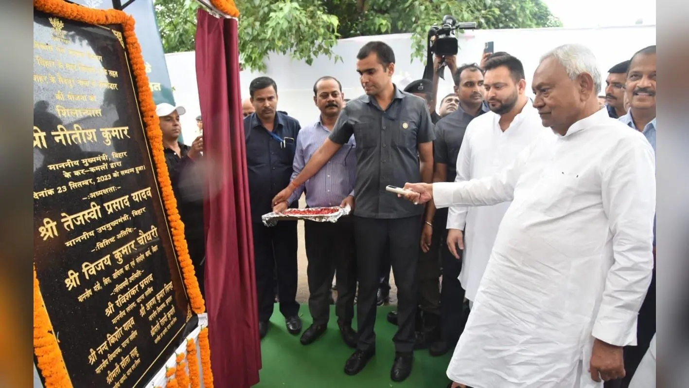 पटना के सैदपुर नाले पर पहाड़ी तक बनेगी सड़क, सीएम नीतीश कुमार ने किया शिलान्यास, तेजस्वी यादव भी रहे मौजूद