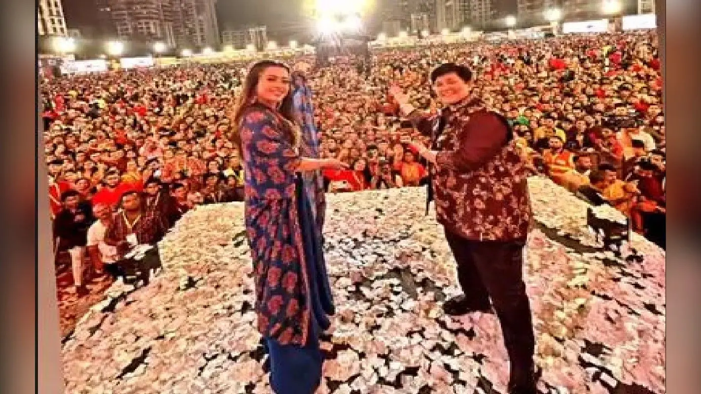 रश्मिका मंदाना ने ‘डांडिया क्वीन’ फाल्गुनी पाठक के साथ मनाई नवरात्रि, जमकर किया गरबा, देखें PHOTOS