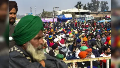 Farmers Protest : कृषि कानूनों की प्रतियां जलाकर किसानों ने मनायी लोहड़ी, दे दी बड़ी चेतावनी, देखें तसवीरें