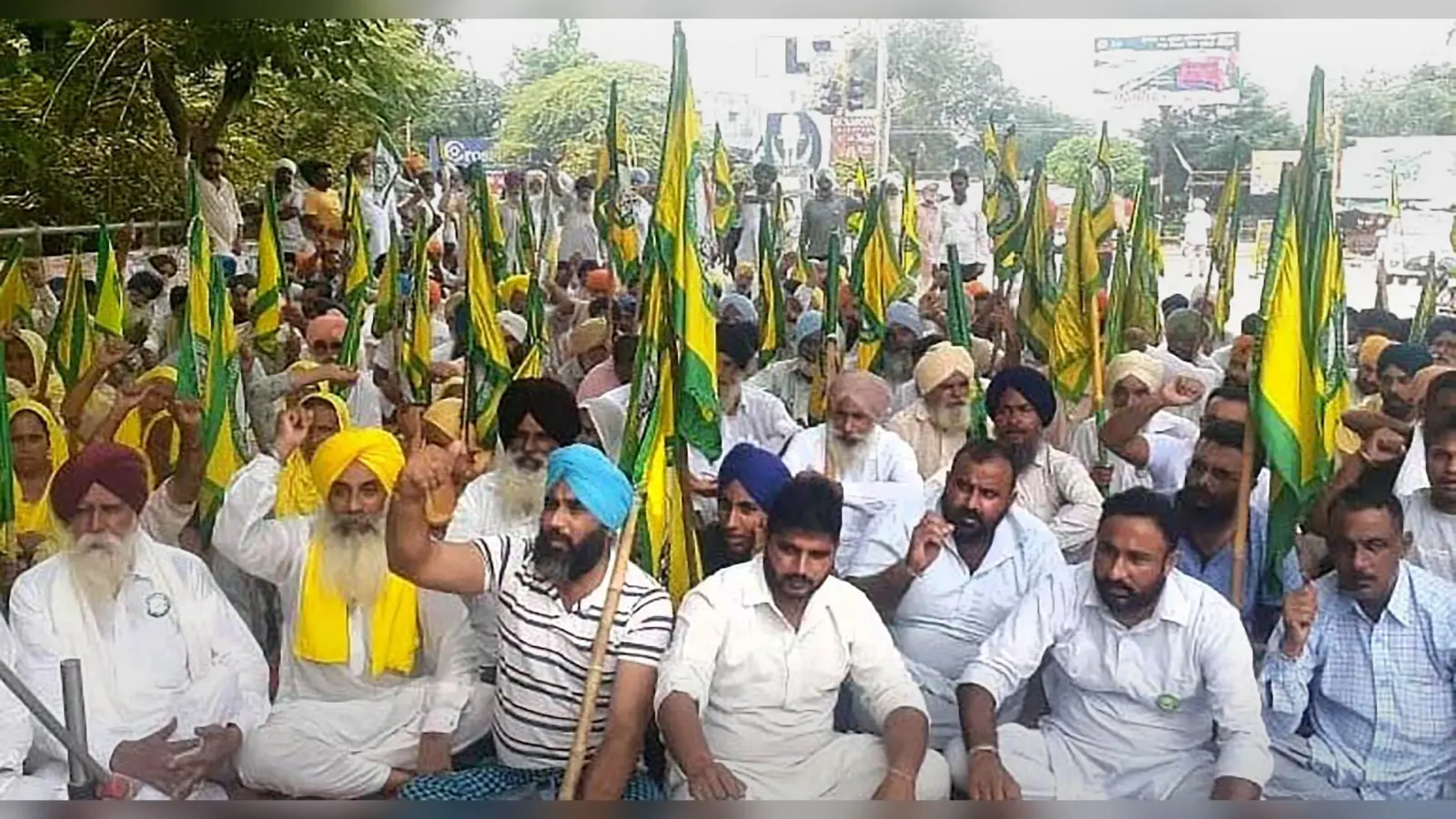 करनाल में किसानों पर लाठीचार्ज के बाद खट्टर को सत्ता में रहने का अधिकार नहीं, शिव सेना ने बोला हमला