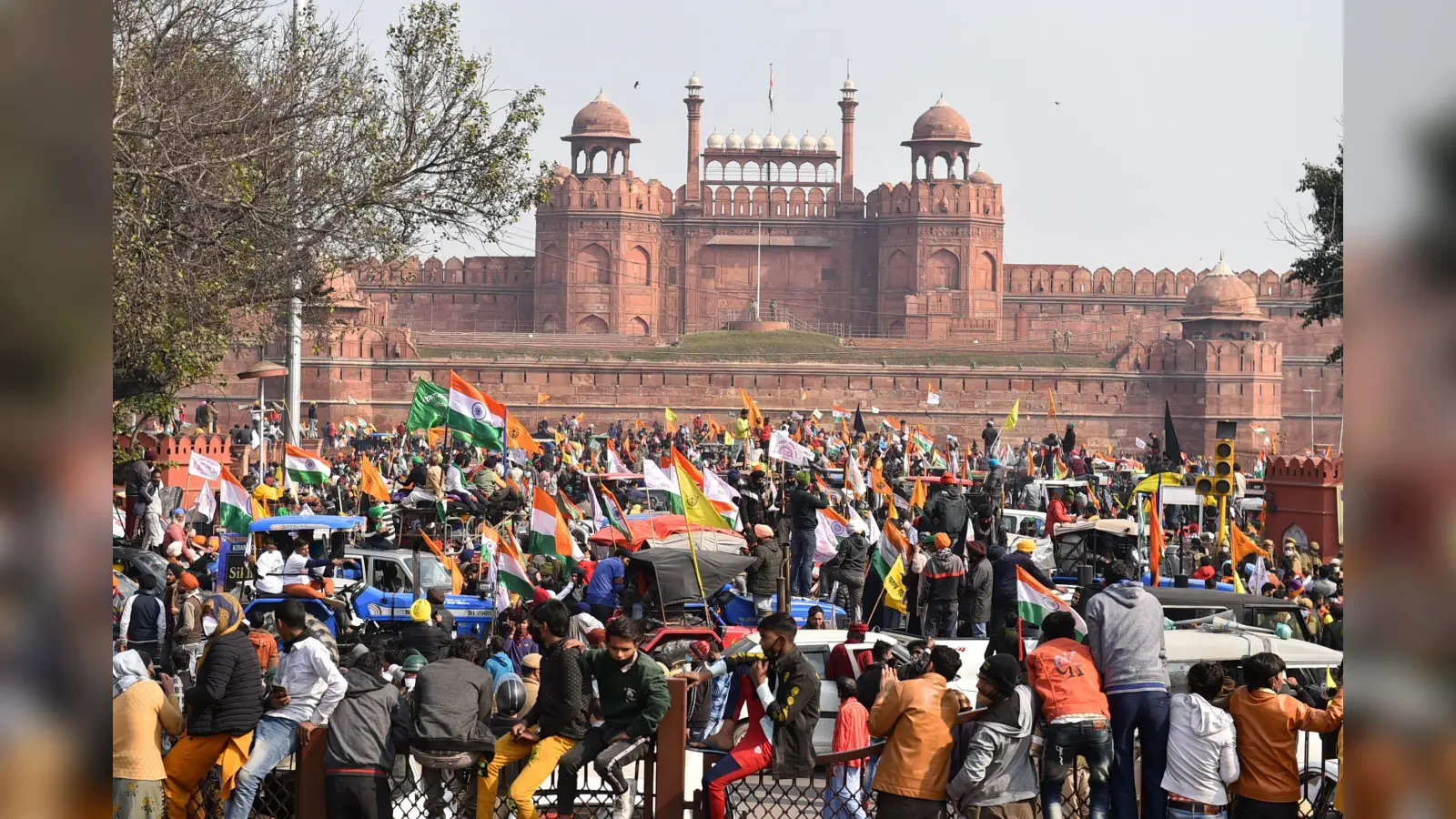 Tractor Parade violence : गृहमंत्रालय सख्त, 300 पुलिसकर्मी घायल, चार बजे दिल्ली पुलिस की प्रेस कॉन्फ्रेंस