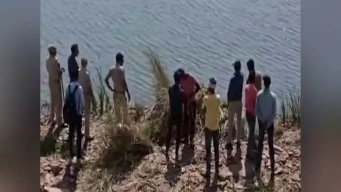 Agra News: दुर्गा प्रतिमा विसर्जन के दौरान बड़ा हादसा, पांच लोगों की डूबने से मौत, मरने वालों में दो सगे भाई