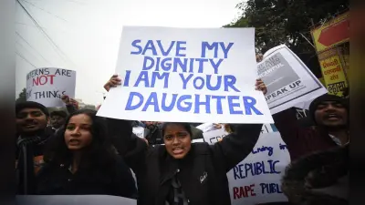 पटना में छात्रा से छेड़खानी का विरोध: सड़क पर उतरे विद्यार्थी, आरोपित वकील का लाइसेंस रद्द करने की मांग