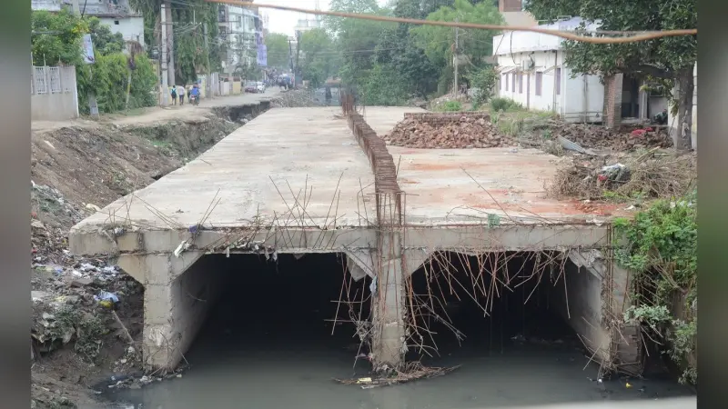 भागलपुर: फंड के अभाव में सड़क व नाले का निर्माण ठप, मॉनसून से पहले सड़क व नाले नहीं बने तो डूबेगा शहर