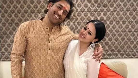 MS Dhoni ने ऋषभ पंत और साक्षी संग मनाई दिवाली, नहीं देखी होगी आपने ये PHOTOS