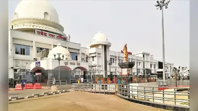 पटना के स्टेशन पर महिला बुकिंग क्लर्क ने किया बवाल, खैनी लगाते जांच करने पहुंचे अवर निरीक्षक, फिर…
