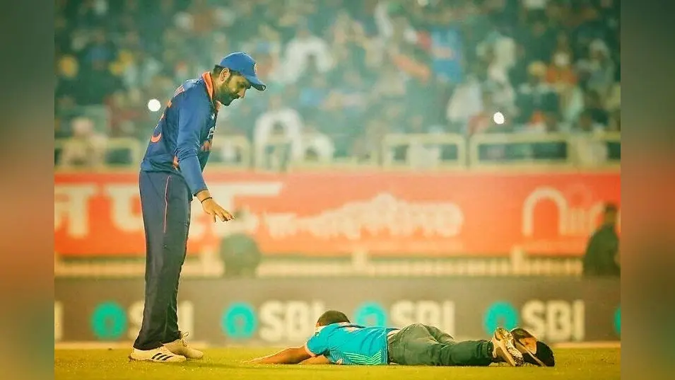 IND vs NZ: धोनी के शहर में रोहित शर्मा बने ‘भगवान’, सिक्योरिटी तोड़ हिटमैन से मिलने पहुंचा जबरा फैन