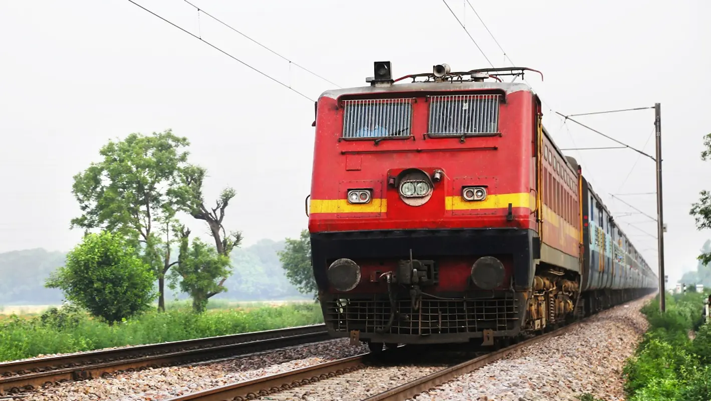 Indian Railways: ट्रेनों के संचालन पर फिर रोड़ा बना अग्निपथ का विरोध प्रदर्शन, देखें रद्द Trains की List