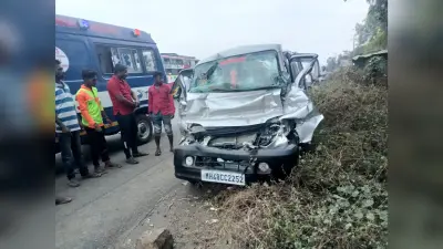 मुंबई-अहमदाबाद हाईवे पर वैन और कंटेनर ट्रक में भिड़ंत, चार की मौत, 8 घायल