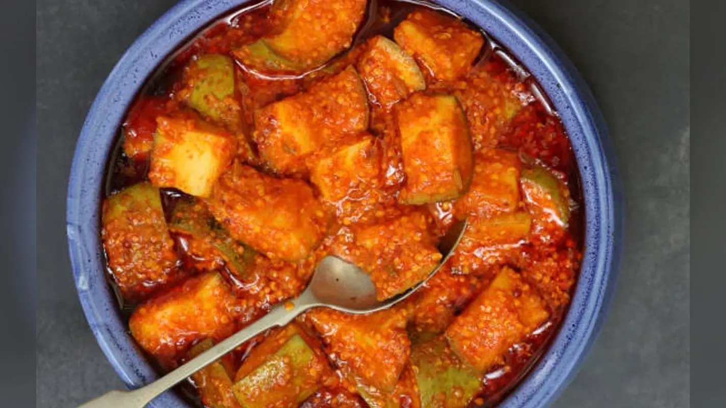 Mango Pickle Recipe: पेट दर्द से राहत दिलाएगा आम का अचार, नोट करें रेसिपी…