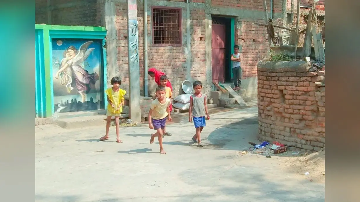 गरीब बच्चों के पास स्मार्टफोन नहीं, कैसे करेंगे ऑनलाइन पढ़ाई