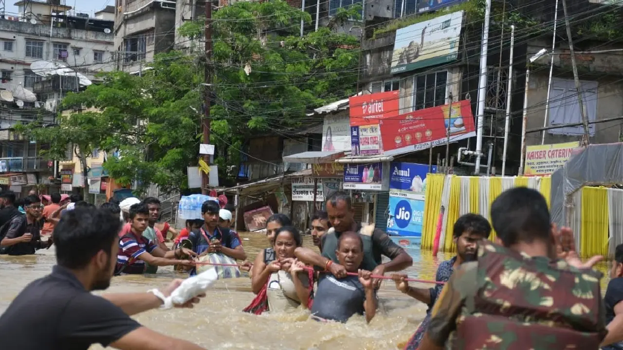 Assam Floods: असम में मूसलाधार बारिश से बिगड़े हालात, मौमस विभाग ने इन जिलों में जारी किया अलर्ट