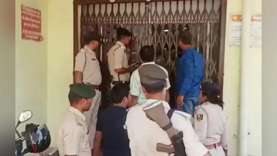 सारण के सोनपुर में लुटेरों ने बैंक में घुसकर पुलिस वाले को मारी गोली, एक की मौत, 12 लाख लुटे
