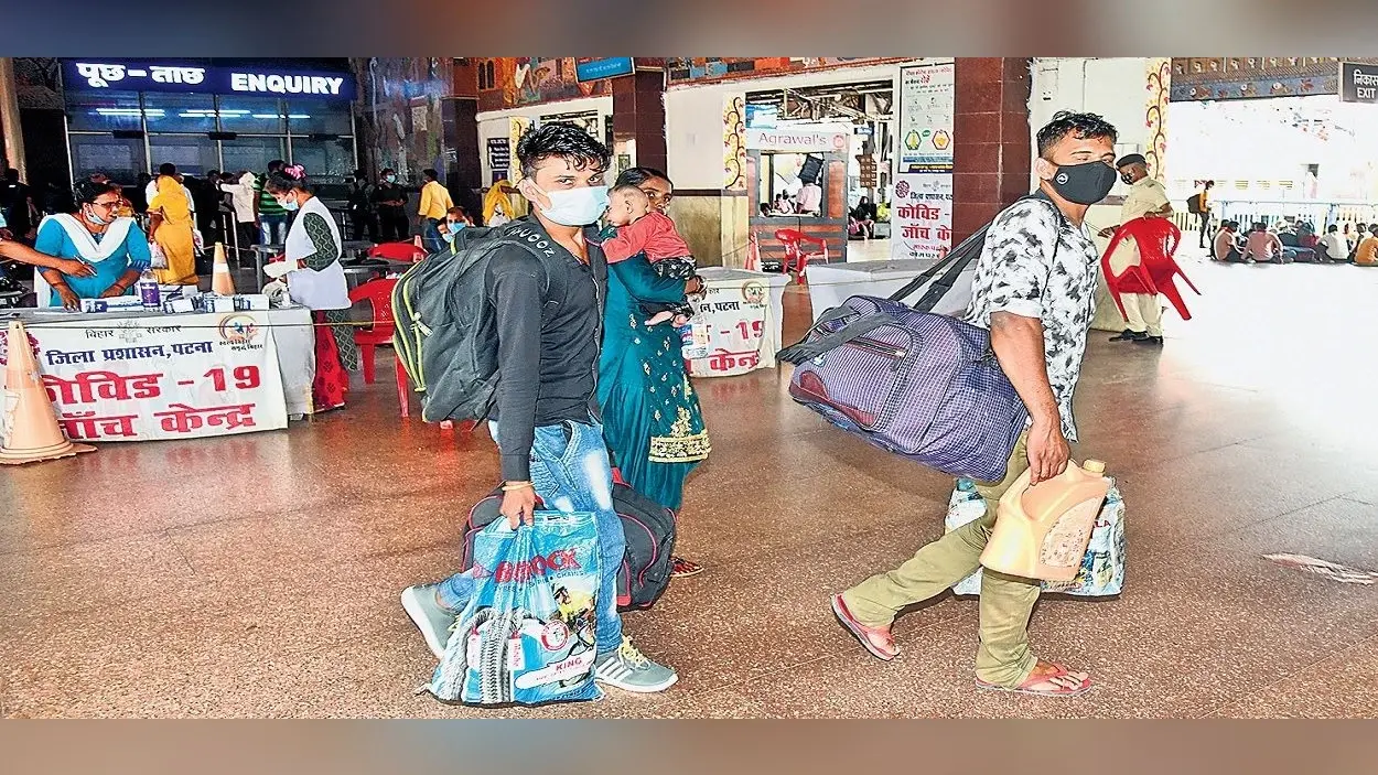 Bihar Corona: कोरोना के खतरे पर गंभीर नहीं प्रशासन, पटना के सभी स्टेशनों पर बिना जांच ही बाहर निकल रहे यात्री