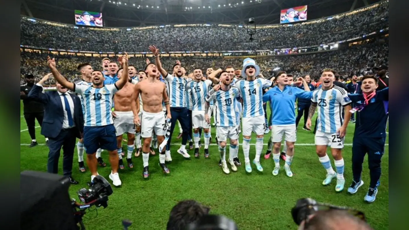 FIFA World Cup जीतने के बाद मेसी ने ड्रेसिंग रूम में की जमकर मस्ती, खिलाड़ियों के साथ ऐसे मनाया जश्न VIDEO