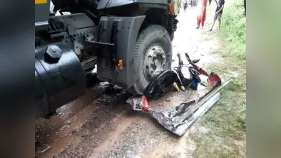 बाइक सवार को कुचल कर भाग रहे ट्रक ड्राइवर को बस ने कुचला, दोनों की मौके पर मौत