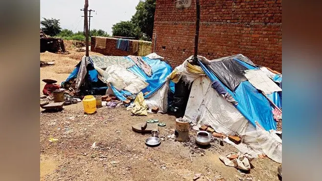 परिवार के साथ तिरपाल के नीचे रहने को विवश है फिरंगी भुइयां