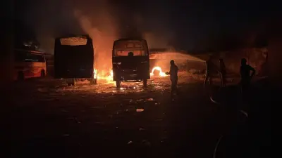 हजारीबाग के टैक्सी स्टैंड में लगी भीषण आग, तीन बस जलकर राख