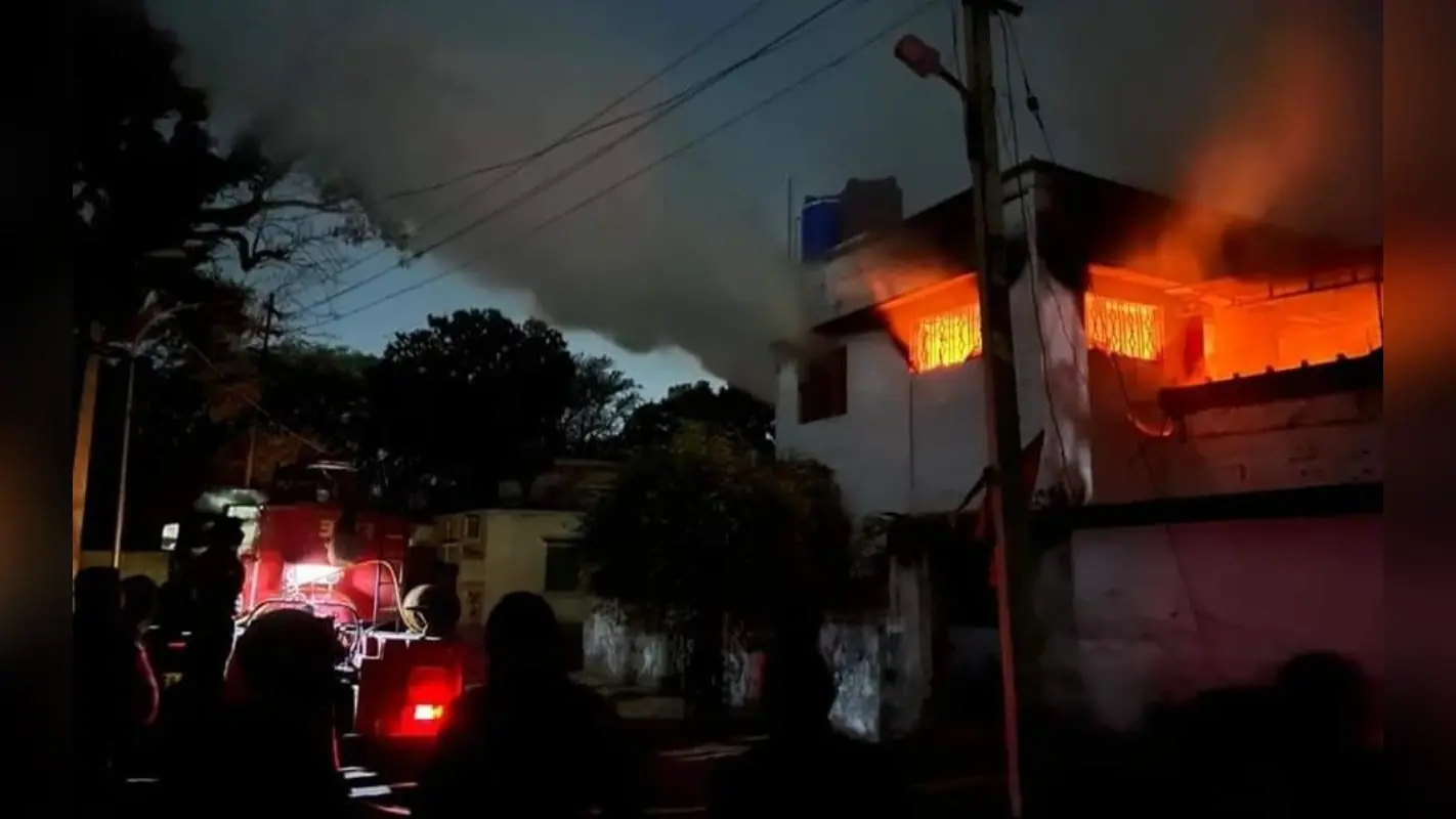 WB News: आसनसोल में बीजेपी पार्षद के घर में लगी आग, 4 घंटे की कड़ी मशक्कत के बाद फायर ब्रिगेड ने पाया काबू