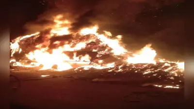 Jharkhand News: चतरा के कुंदा में नक्सलियों का तांडव, सड़क निर्माण कार्य में लगे 2 JCB को किया आग के हवाले