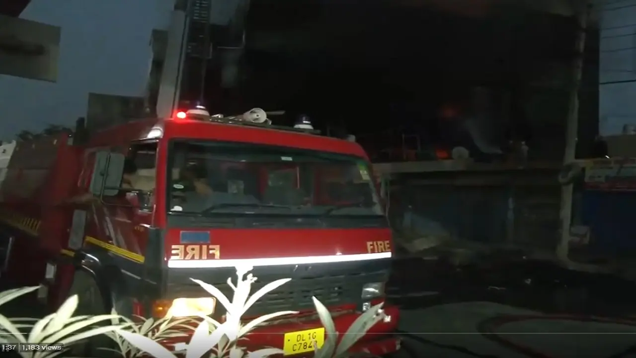 Delhi Mundka Fire: दिल्ली के मुंडका मेट्रो स्टेशन के पास तीन मंजिला इमारत में लगी आग, 27 लोगों की मौत