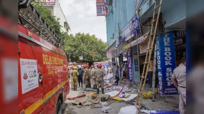 रस्सियों के सहारे छात्र! दिल्ली के मुखर्जी नगर के वीडियो ने सबको डराया, कोचिंग संस्थान में लगी आग में 61 घायल