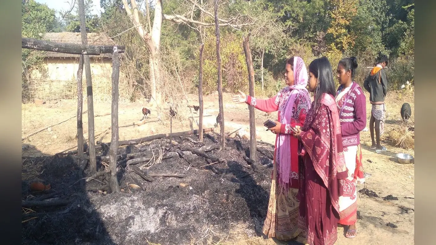 Jharkhand: पूर्वी सिंहभूम में फूस के घर में लगी आग, जिंदा जल गया बुजुर्ग, 2 बैल झुलसे, बाल-बाल बचा परिवार
