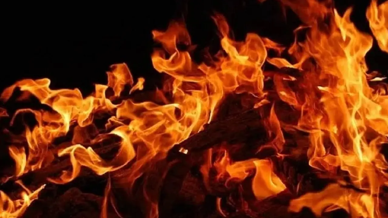 वेल्डिंग के दौरान निकली चिंगारी से रूई दुकान में लगी आग, ढाई लाख की संपत्ति राख