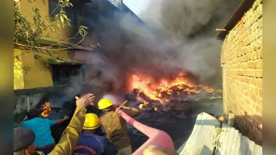 झारखंड : कबाड़ी दुकान में लगी भीषण आग, दुकानों व घरों के सामान क्षतिग्रस्त, 3 घंटे बाद पाया गया काबू