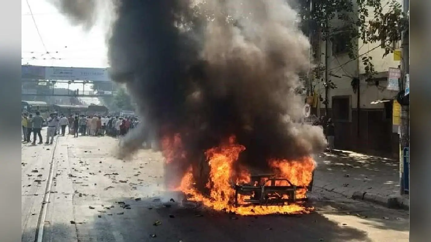अचानक धधकने लगी सड़क किनारे खड़ी प्राइवेट गाड़ी,आग में एक के बाद एक टायर फटने से इलाके के लोग हुए आतंकित