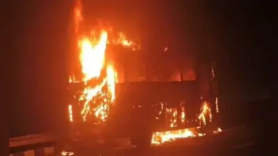Etawah News: इटावा में यात्रियों से भरी बस में लगी भीषण आग, सारा सामान जलकर खाक, बाल-बाल बचे 17 मजदूर